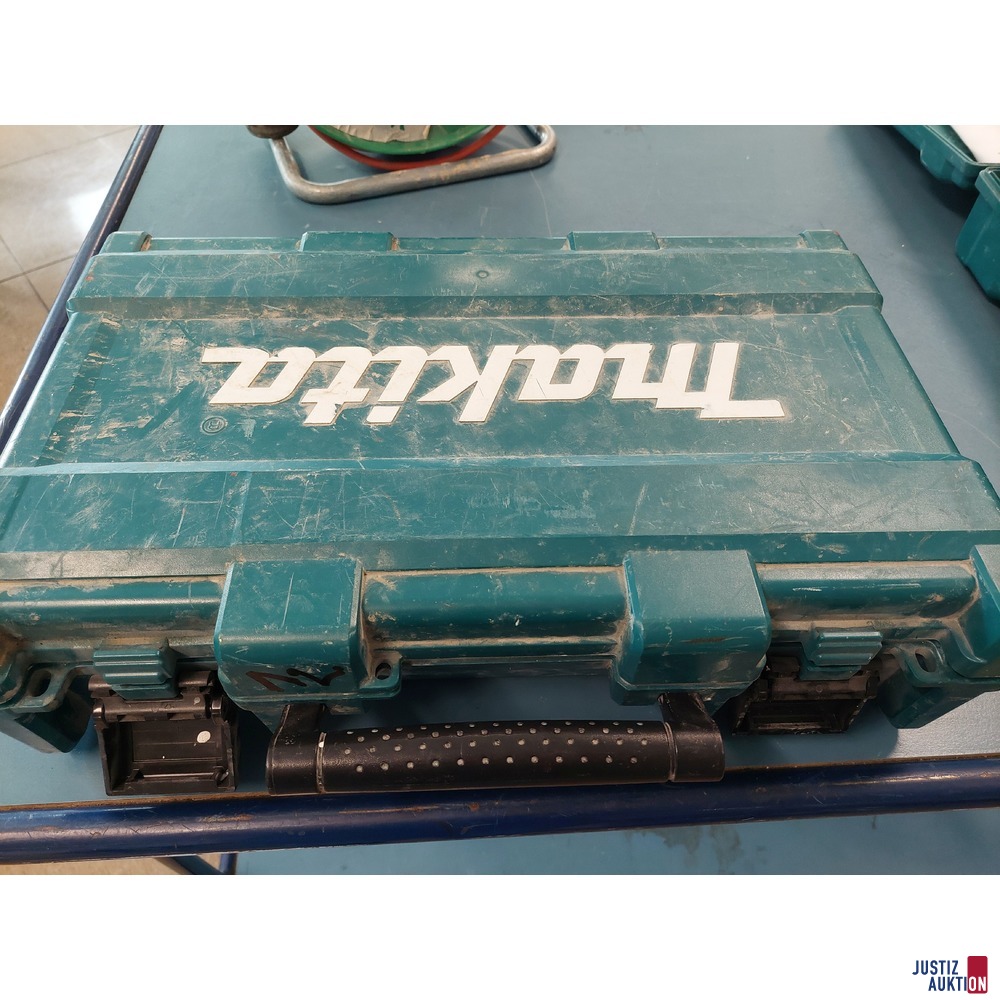 Bohrhammer der Marke Makita HR2630T im Koffer