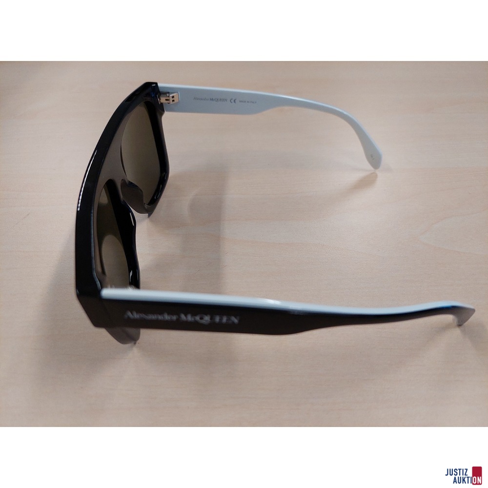 Sonnenbrille der Marke Alexander McQueen