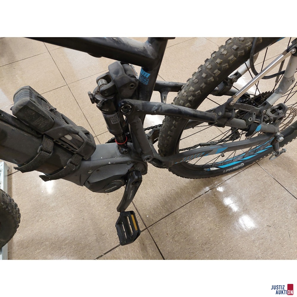 E-Bike der Marke Focus Jam mit Ladegerät/2 Kotschützer