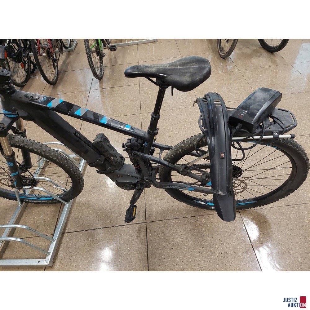 E-Bike der Marke Focus Jam mit Ladegerät/2 Kotschützer