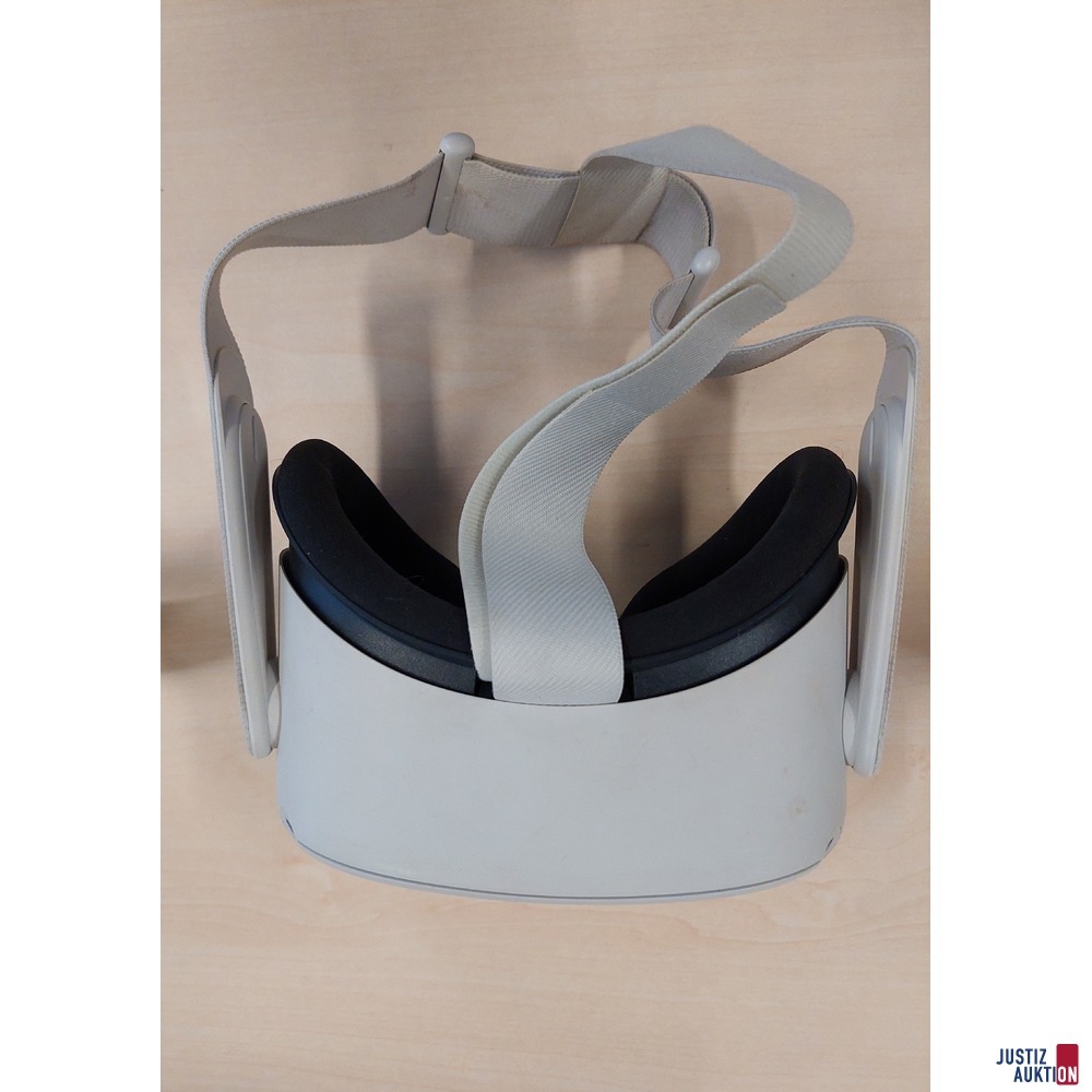 VR-Brille der Marke Ocolus Quest 2 mit 2 Joysticks