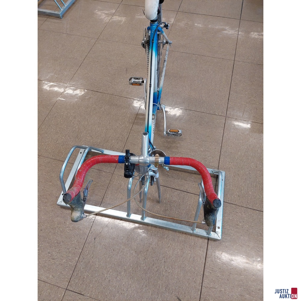 Rennrad der Marke Strada Vorderreifen fehlt