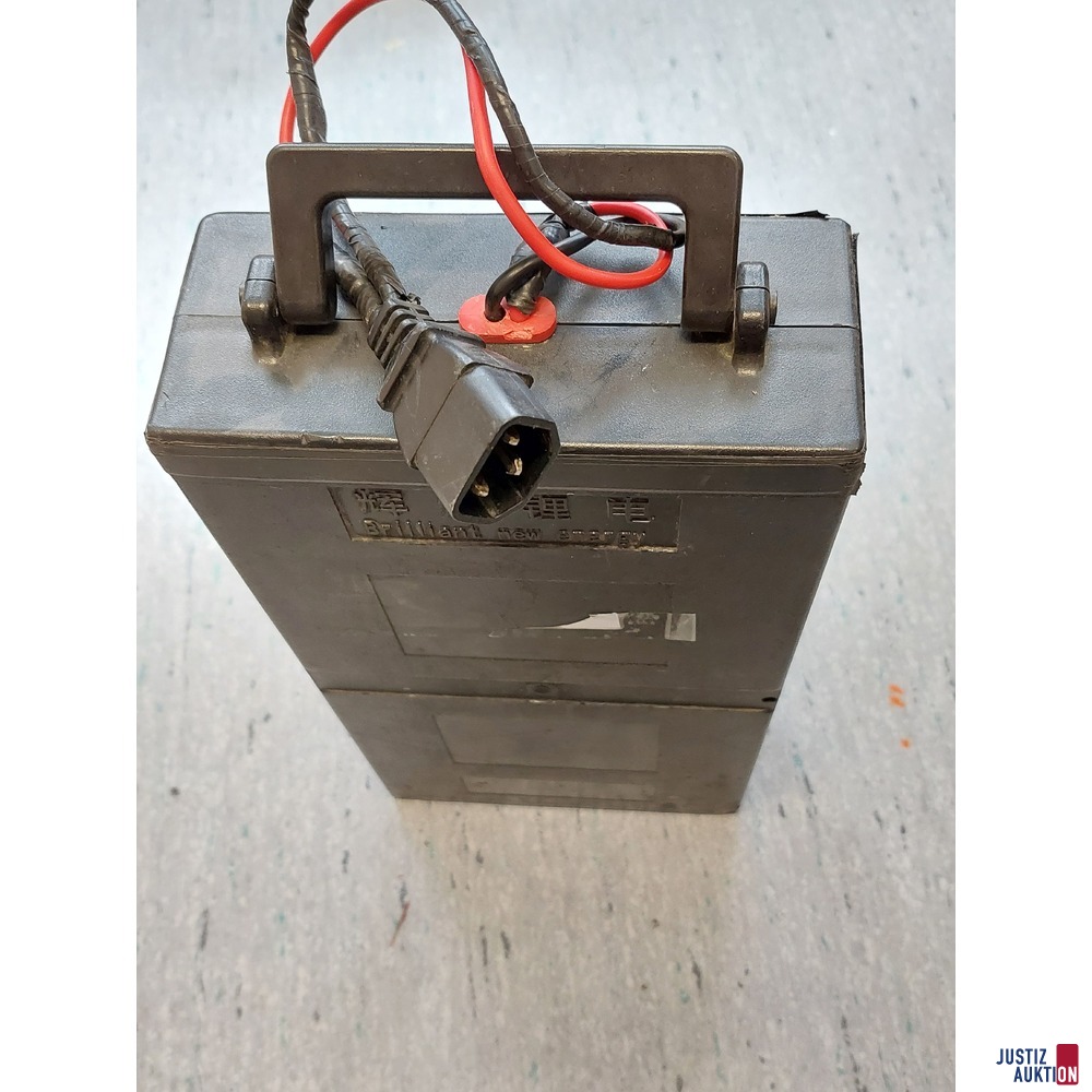 Li-Ion Batterieladeger&auml;t -&nbsp;Marke unbekannt
