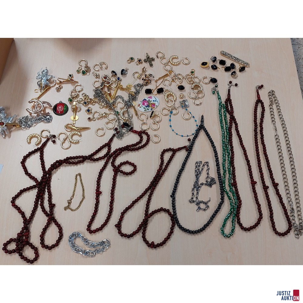 Konvolut bestehend aus diversen Modeschmuck