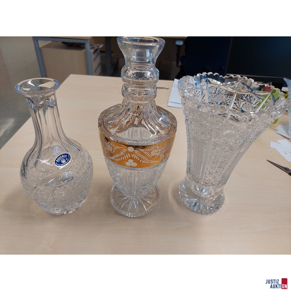 2 Kristallkaraffen und eine Kristallvase