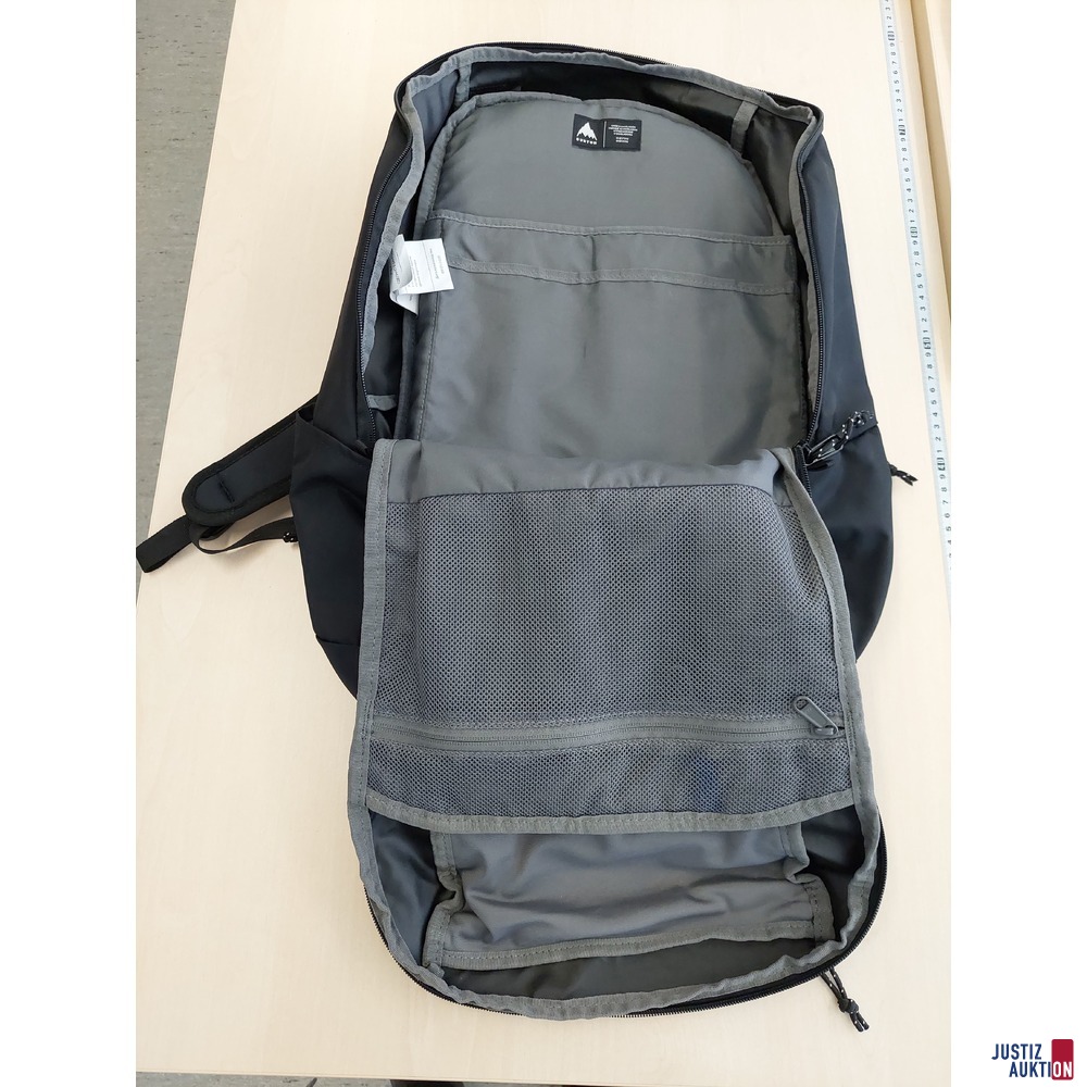 Rucksack der Marke BURTON vorne leichter&comma; hinten st&auml;rker verschmutzt