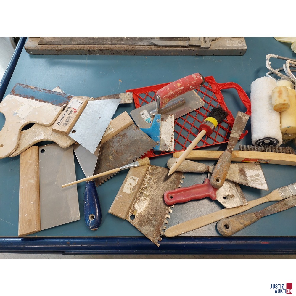 diverses Malerwerkzeug (Roller, Spachtel, Pinsel)