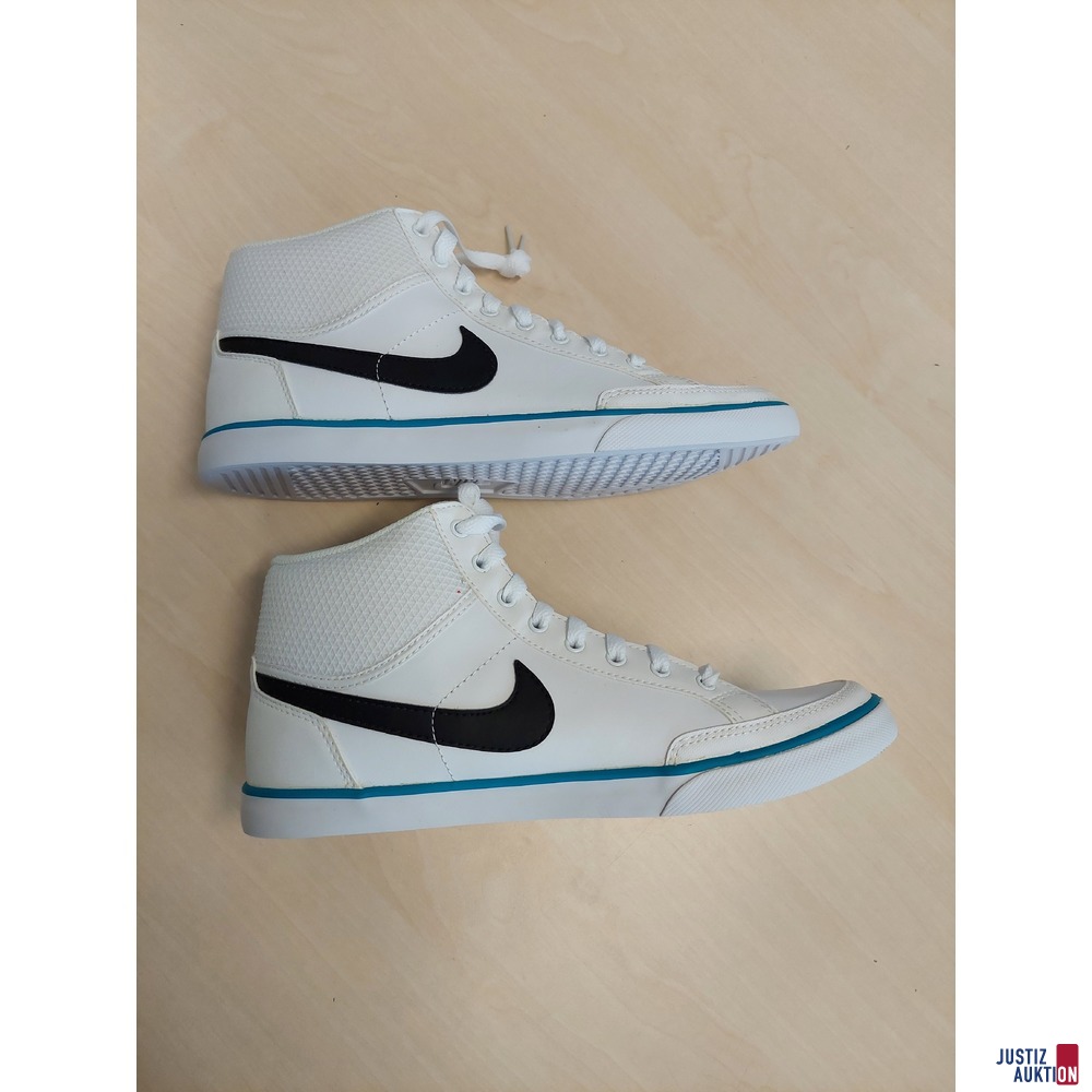 Sneakers der Marke Nike Capri III LTR Größe 9