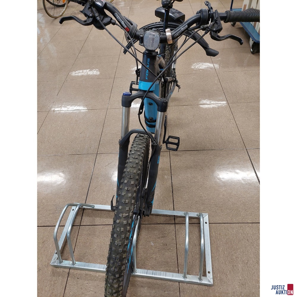 E-Bike der Marke Focus Jam mit Ladegerät/2 Kotschützer