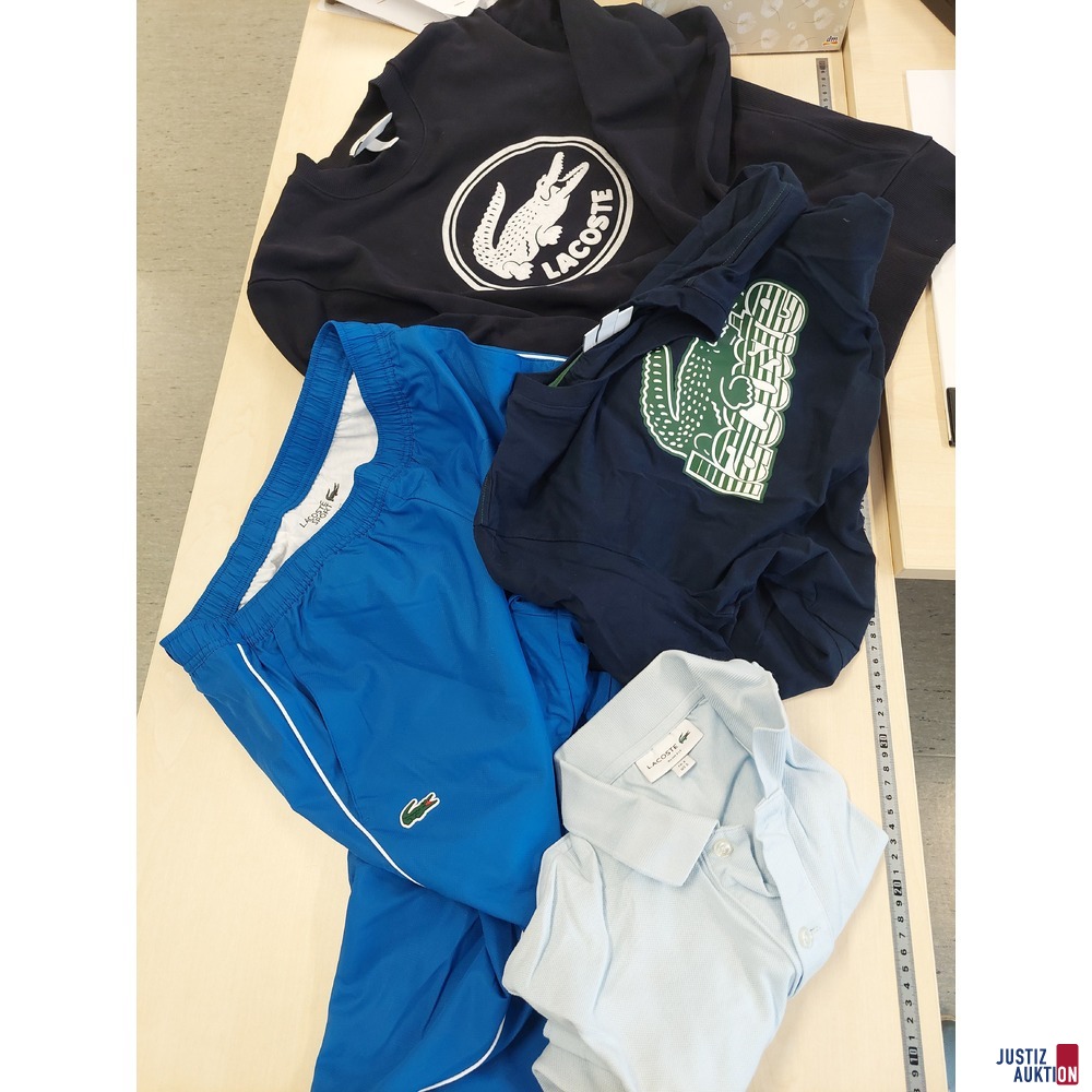 Konvolut an Bekleidung mit der Bezeichnung Lacoste&sol; Classic Fit