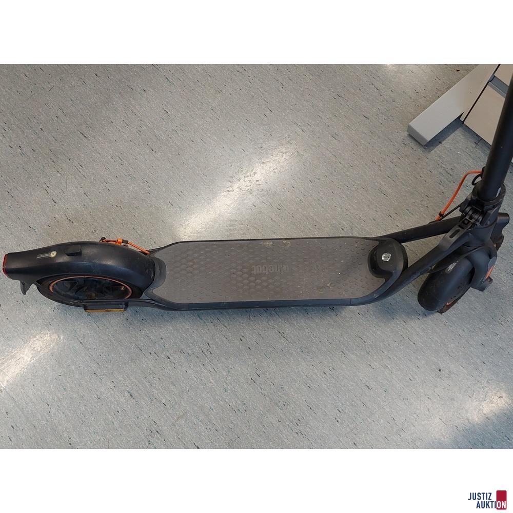 E-Scooter der Marke Ninebot