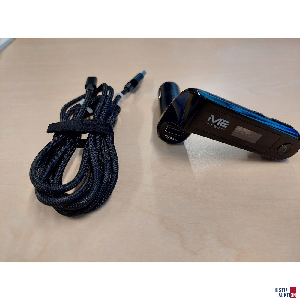 FM-Transmitter der Marke M2 TEC mit Ladekabel