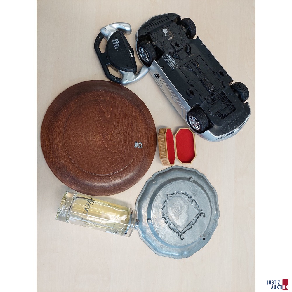 Ferngesteuertes Spielzeugauto samt Fernsteuerung u.a.