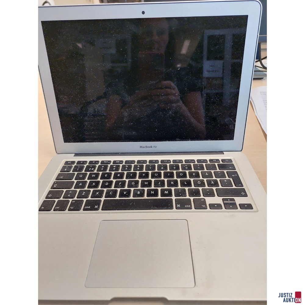 MacBook Air der Marke Apple u.a.