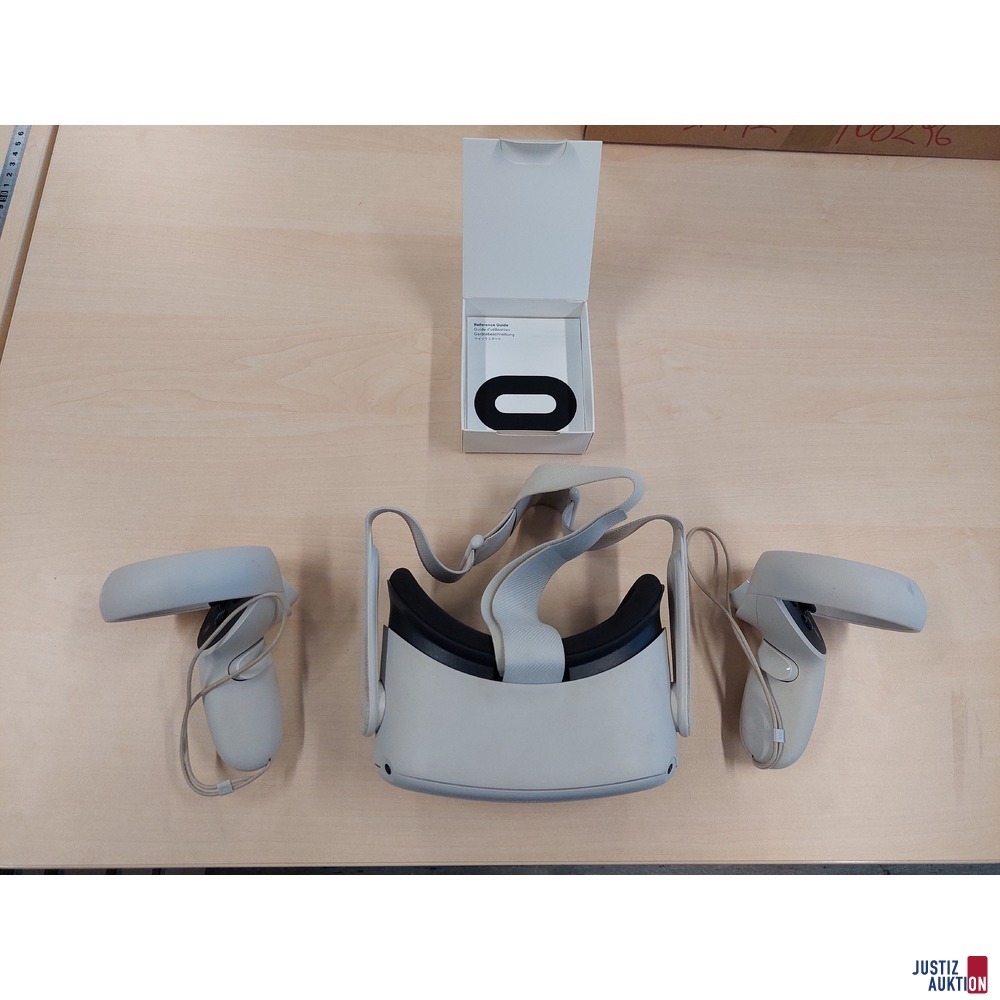 VR-Brille der Marke Ocolus Quest 2 mit 2 Joysticks