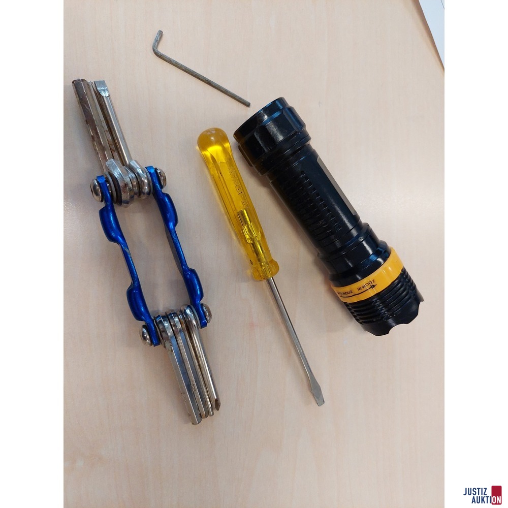Schraubenzieher&comma; Imbusschl&uuml;ssel&comma; Taschenlampe