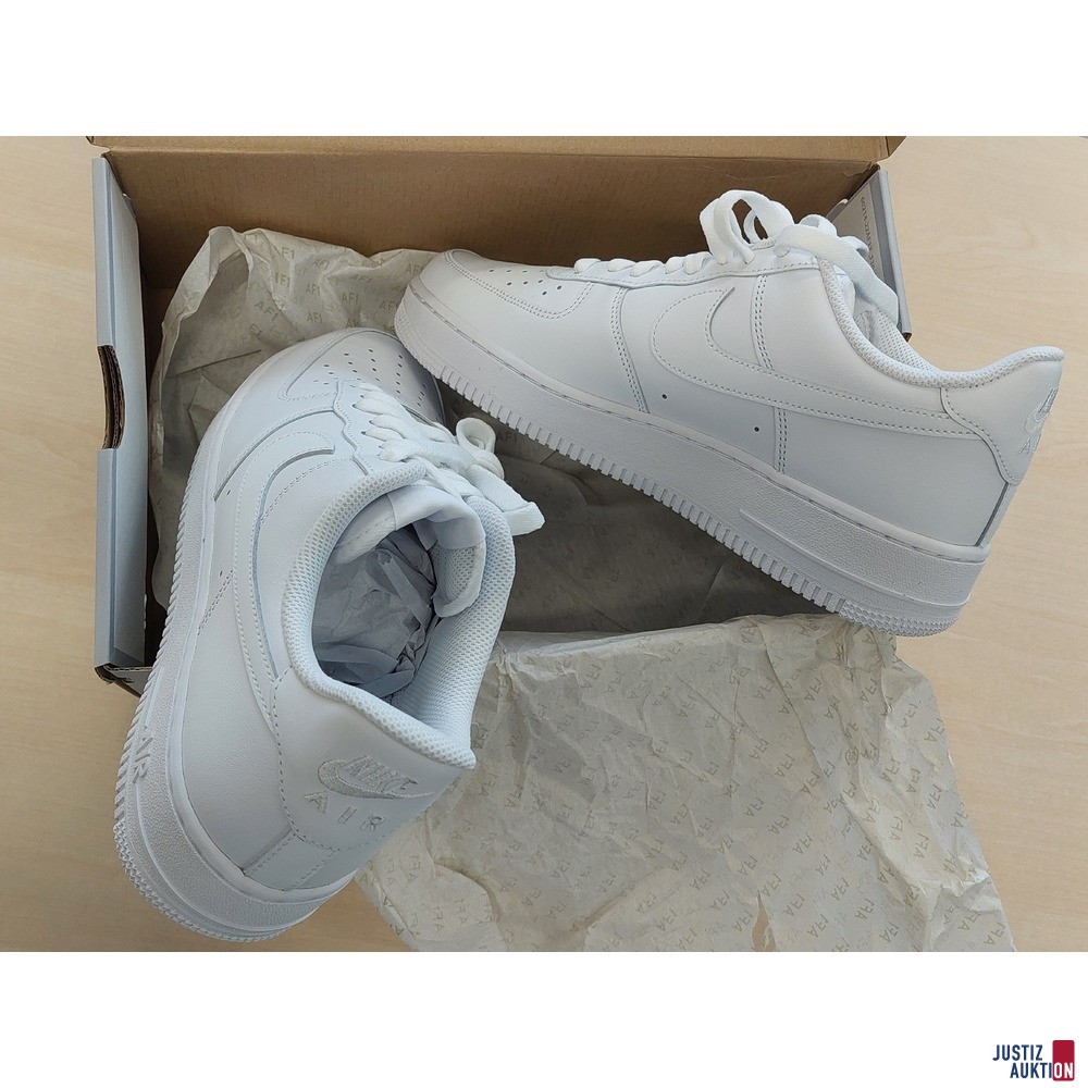 1 Paar Sneaker der Marke Nike Air Force Gr&ouml;&szlig;e 42&comma;5