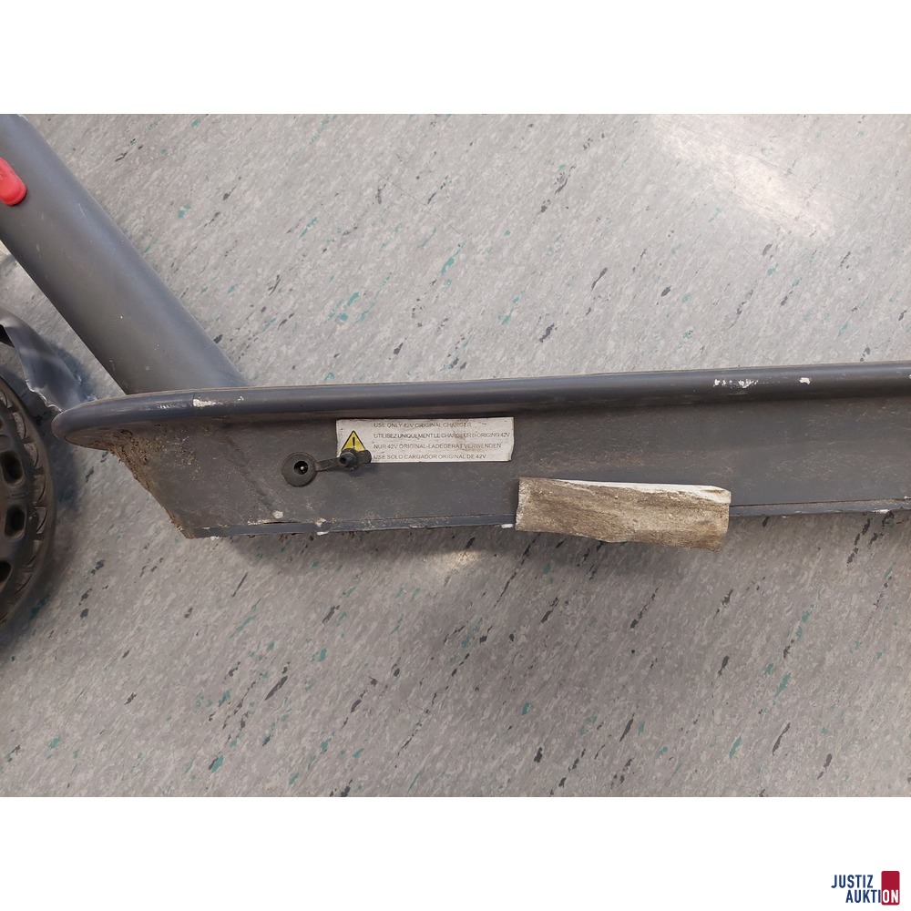 Faltbarer Elektroroller der Marke Aovopro