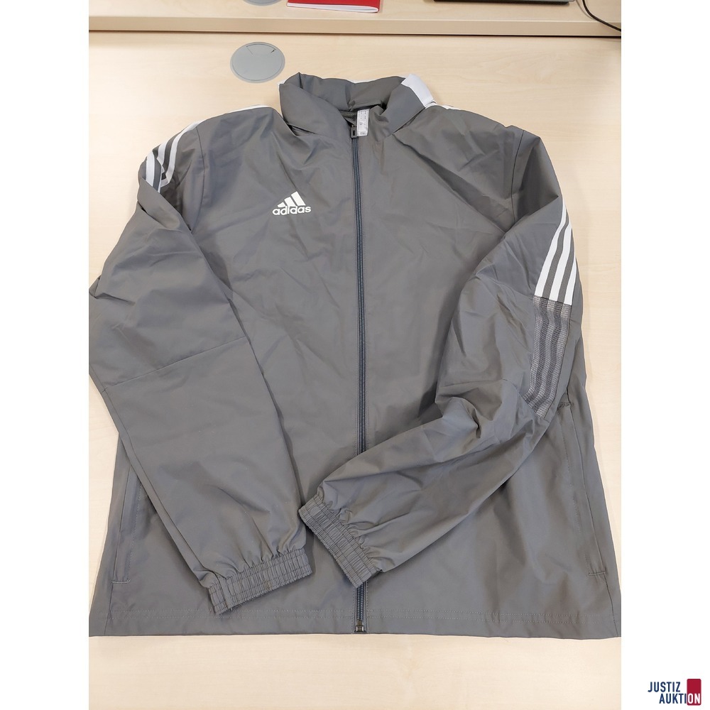 Konvolut an Bekleidung der Marke Adidas