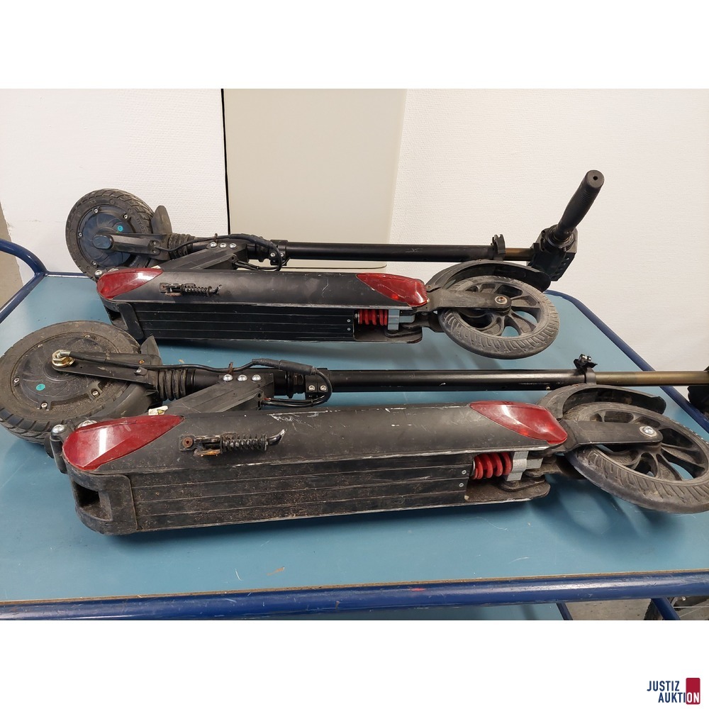 2 E-Scooter der Marke SUOTU