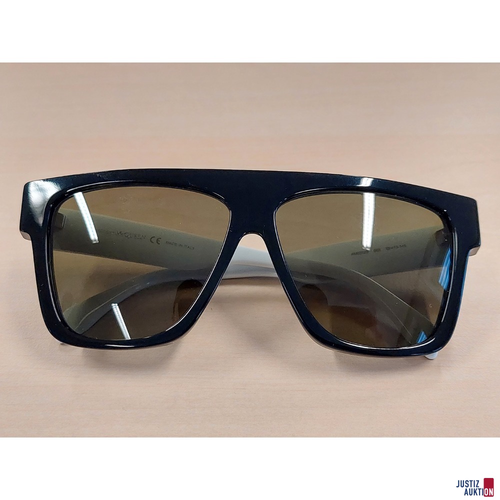Sonnenbrille der Marke Alexander McQueen