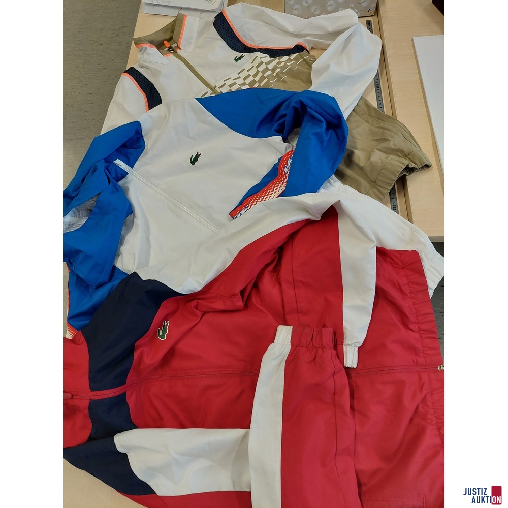 Konvolut an Bekleidung mit der Bezeichnung Lacoste Sport
