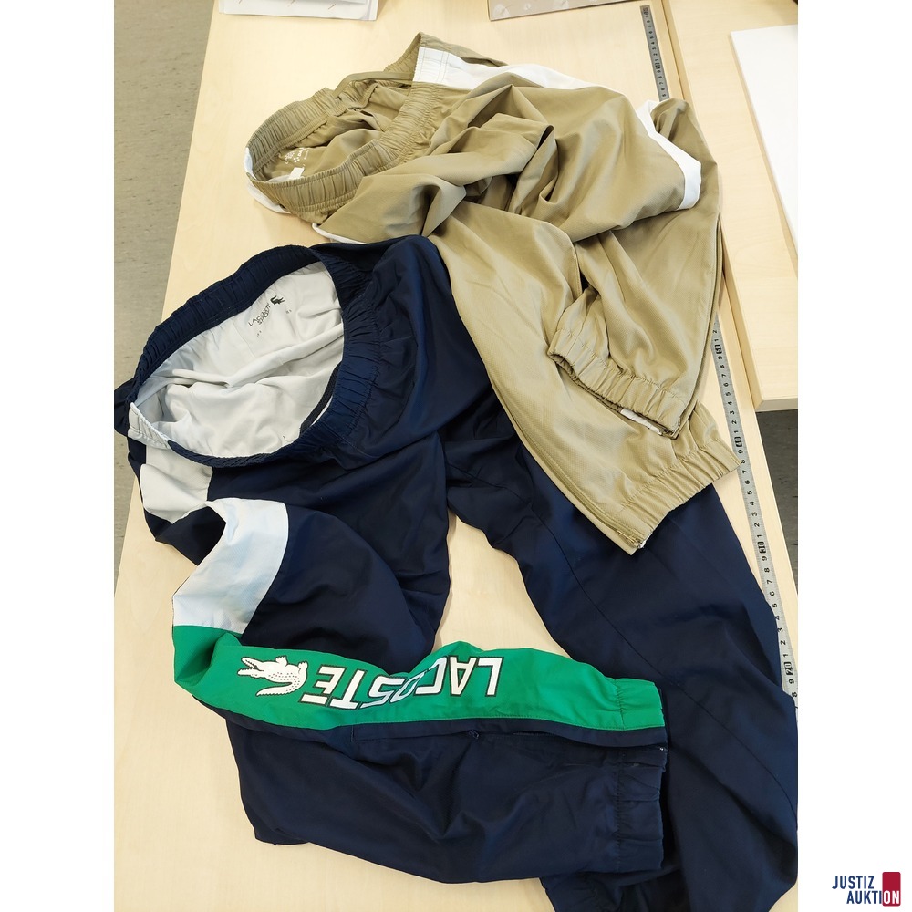 Konvolut an Bekleidung mit der Bezeichnung Lacoste Sport