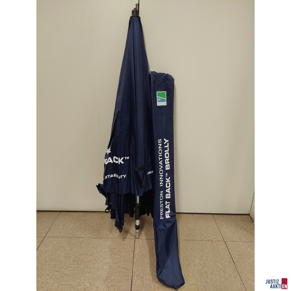 Blauer Sonnenschirm mit Schutzhülle der Marke PRESTON gebraucht