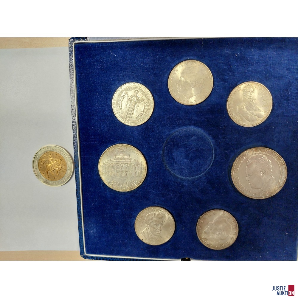 Konvolut bestehend aus&colon; 8 M&uuml;nzen&comma; davon 1x ATS 500&comma;--&comma; 1x ATS 100&comma;--&comma; 5x ATS 25&comma;-- 1 Medaille Stephansdom im Kupfernickel