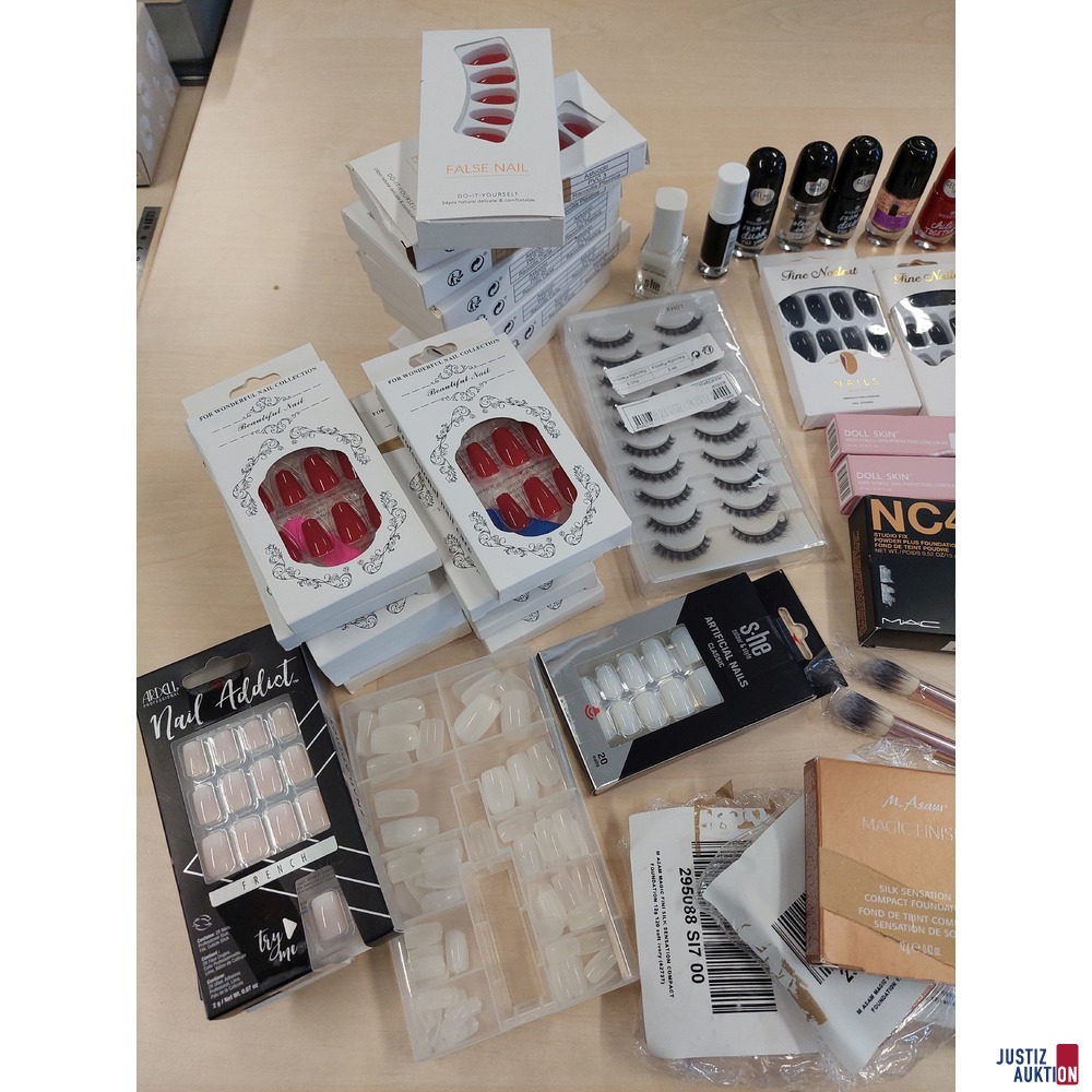 Konvolut an Kosmetik- und Nagelartikel diverser Marken in Originalverpackung