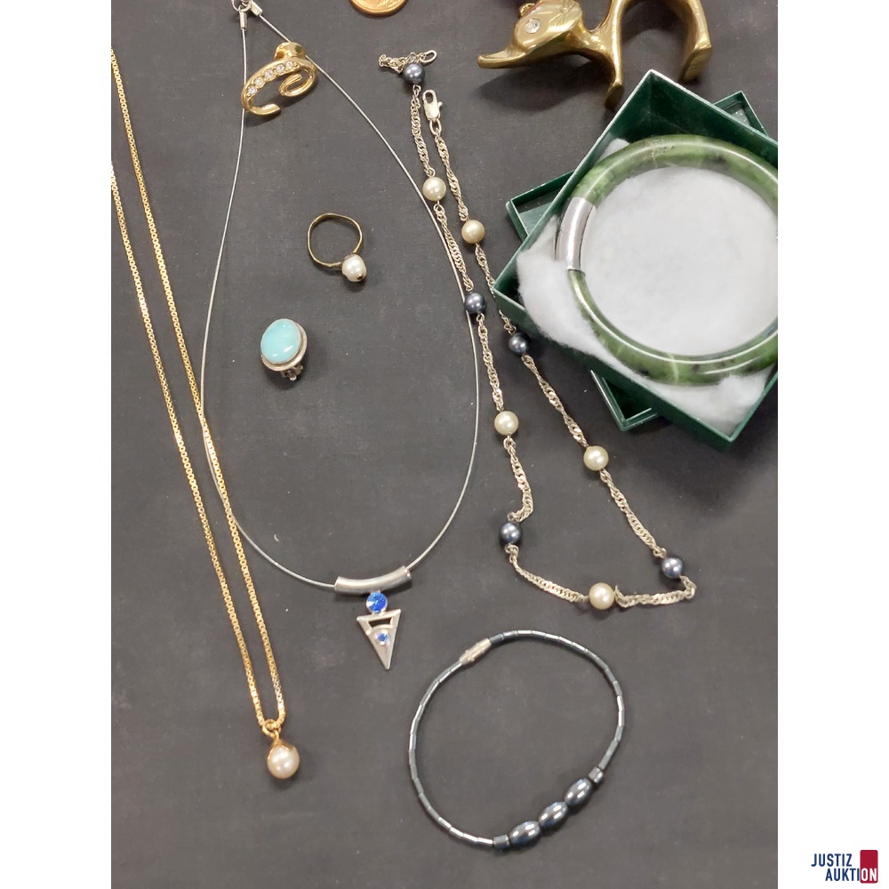 Konvolut bestehend aus diversen Schmuck