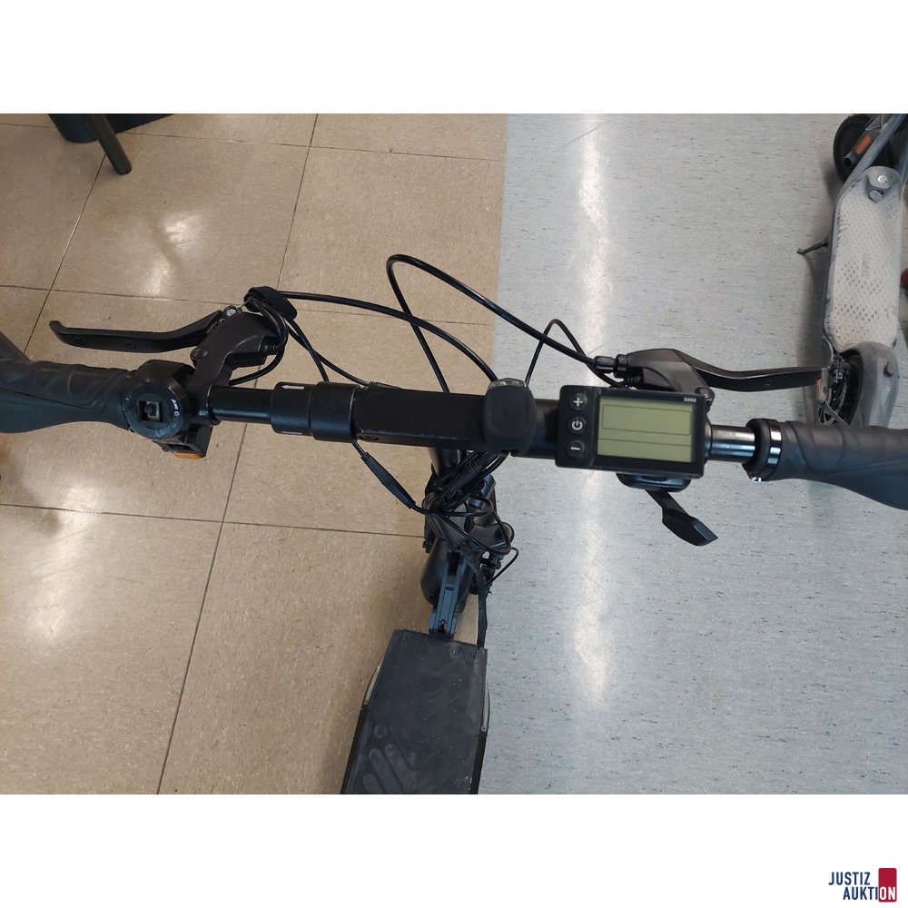 E-Scooter - Marke unbekannt - ohne Ladegerät 