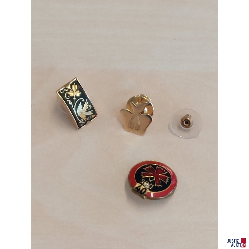 Diverser Modeschmuck samt einem Anstecker aus 14 Karat Gold getragen