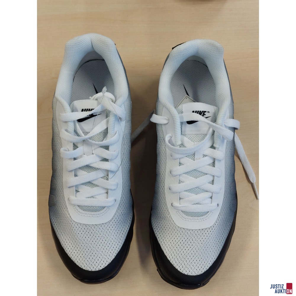 Sneaker der Marke Nike Air Max Invigor