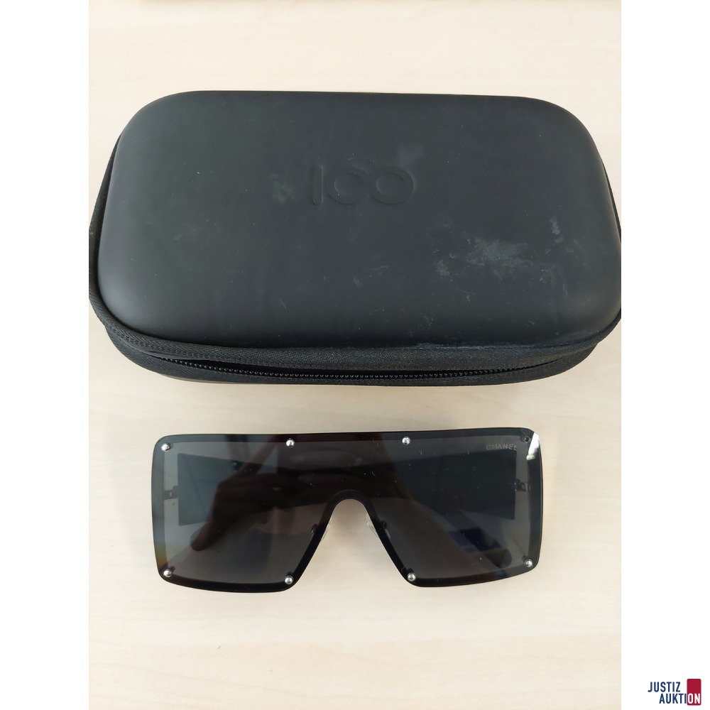 Damenretrosonnenbrille der Marke Channel GS21-09 - schwarz - getragen