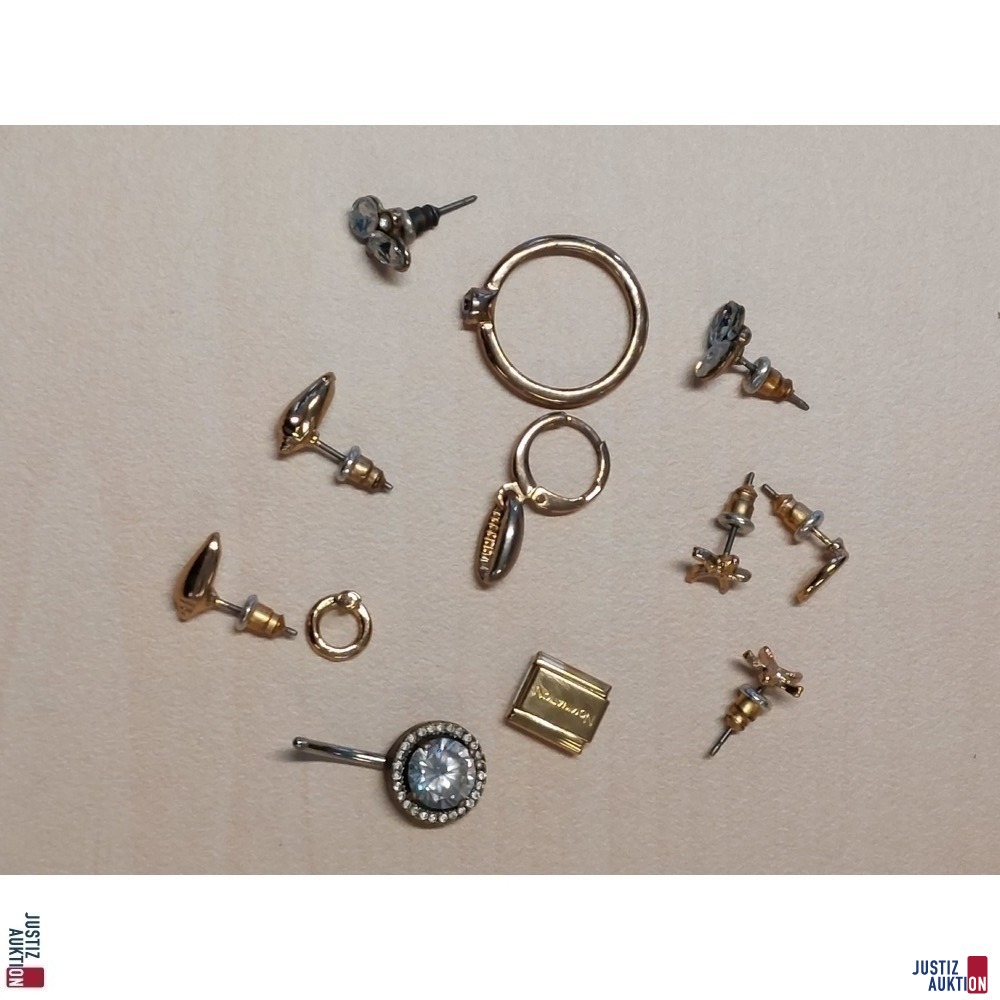 Diverser Modeschmuck - Ring - Ohrstecker u.a. getragen