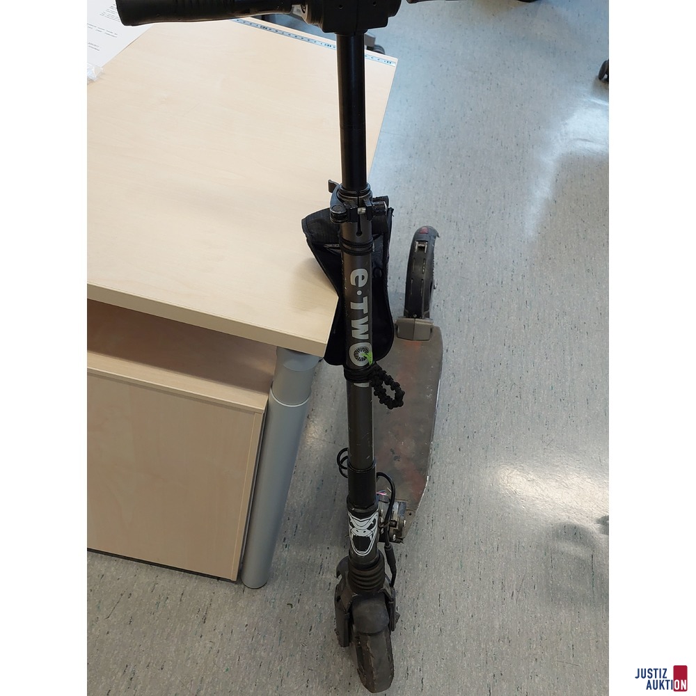 1 E-Scooter der Marke Etwo u.a.