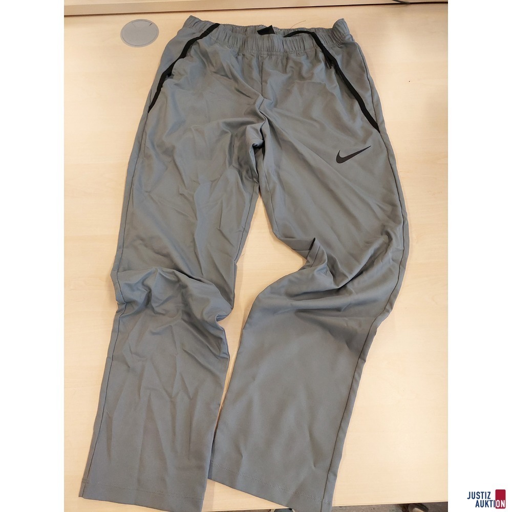 4 Trainingsjacken der Marke Nike Gr. M u.a.