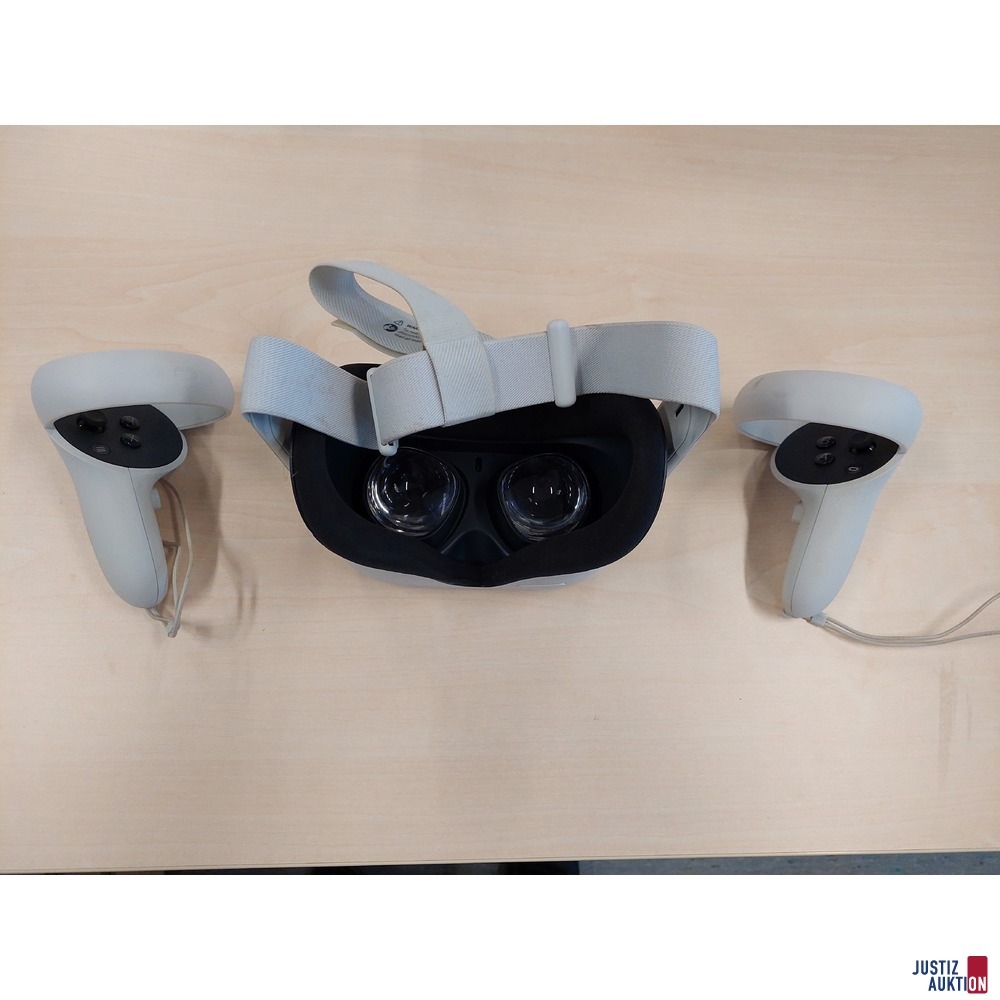 VR-Brille der Marke Ocolus Quest 2 mit 2 Joysticks