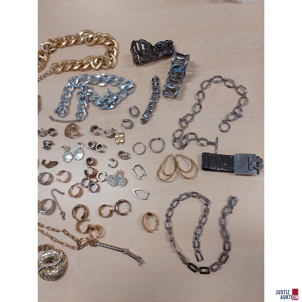 Konvolut aus Modeschmuck unter anderem Pierre Lang&comma; vergoldet&comma; versilber&comma; rohdiniert