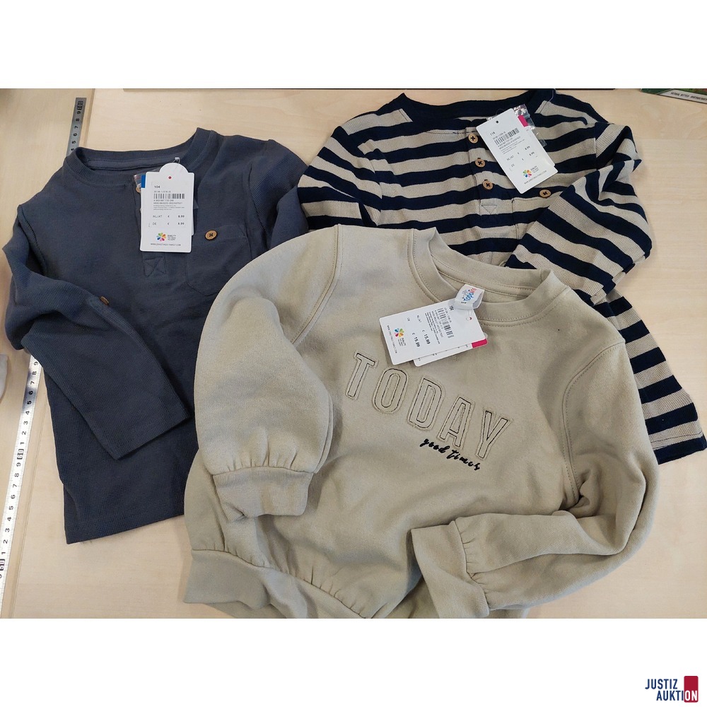 Konvolut an Kinderbekleidung