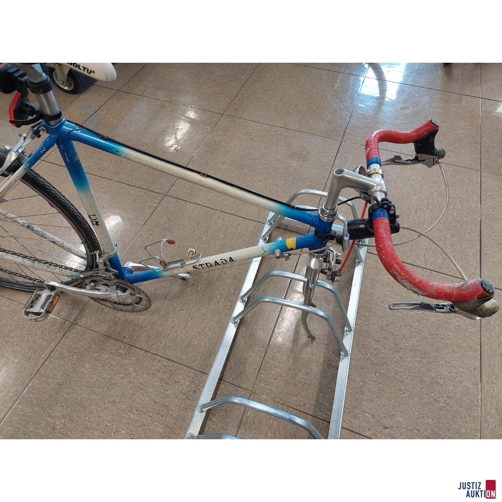 Rennrad der Marke Strada Vorderreifen fehlt