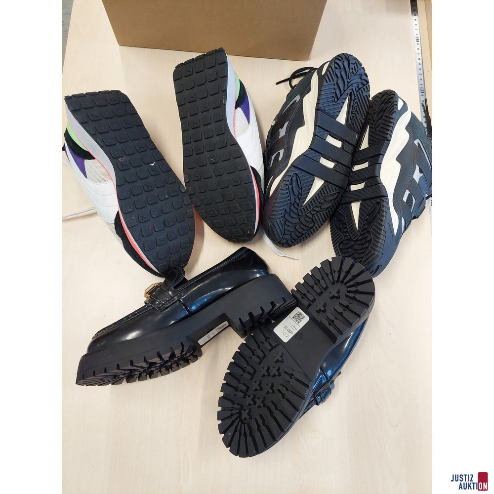 2 Paar Sportschuhe der Marke Puma &lpar;Gr&ouml;&szlig;e 37&rpar; u&period;a&period;