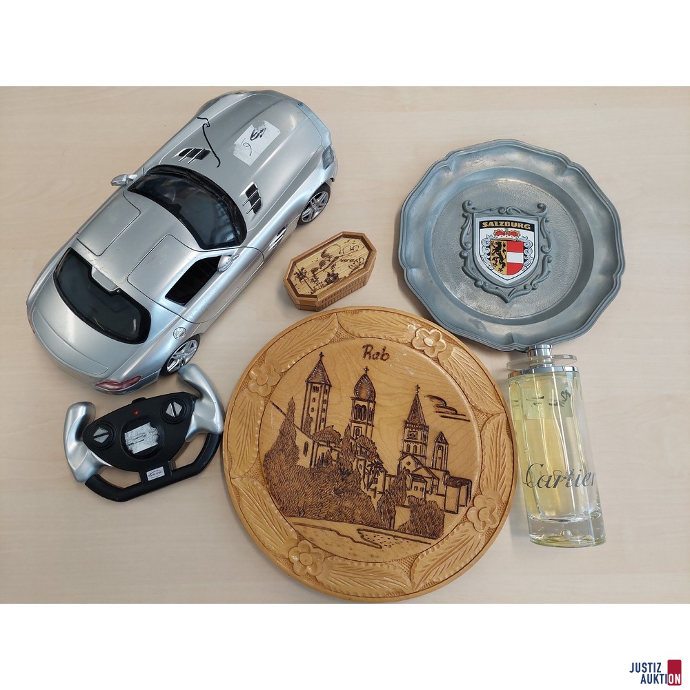 Ferngesteuertes Spielzeugauto samt Fernsteuerung u.a.