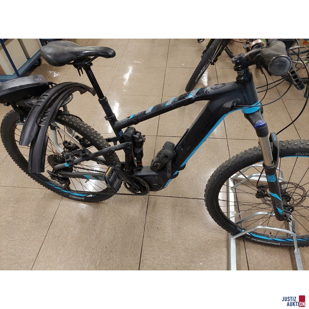 E-Bike der Marke Focus Jam mit Ladegerät/2 Kotschützer