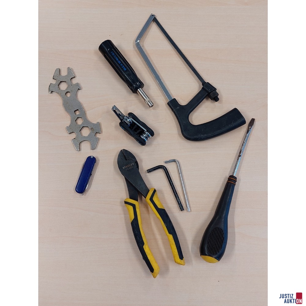 Diverses Werkzeug&comma; kleines schweizer Taschenmesser