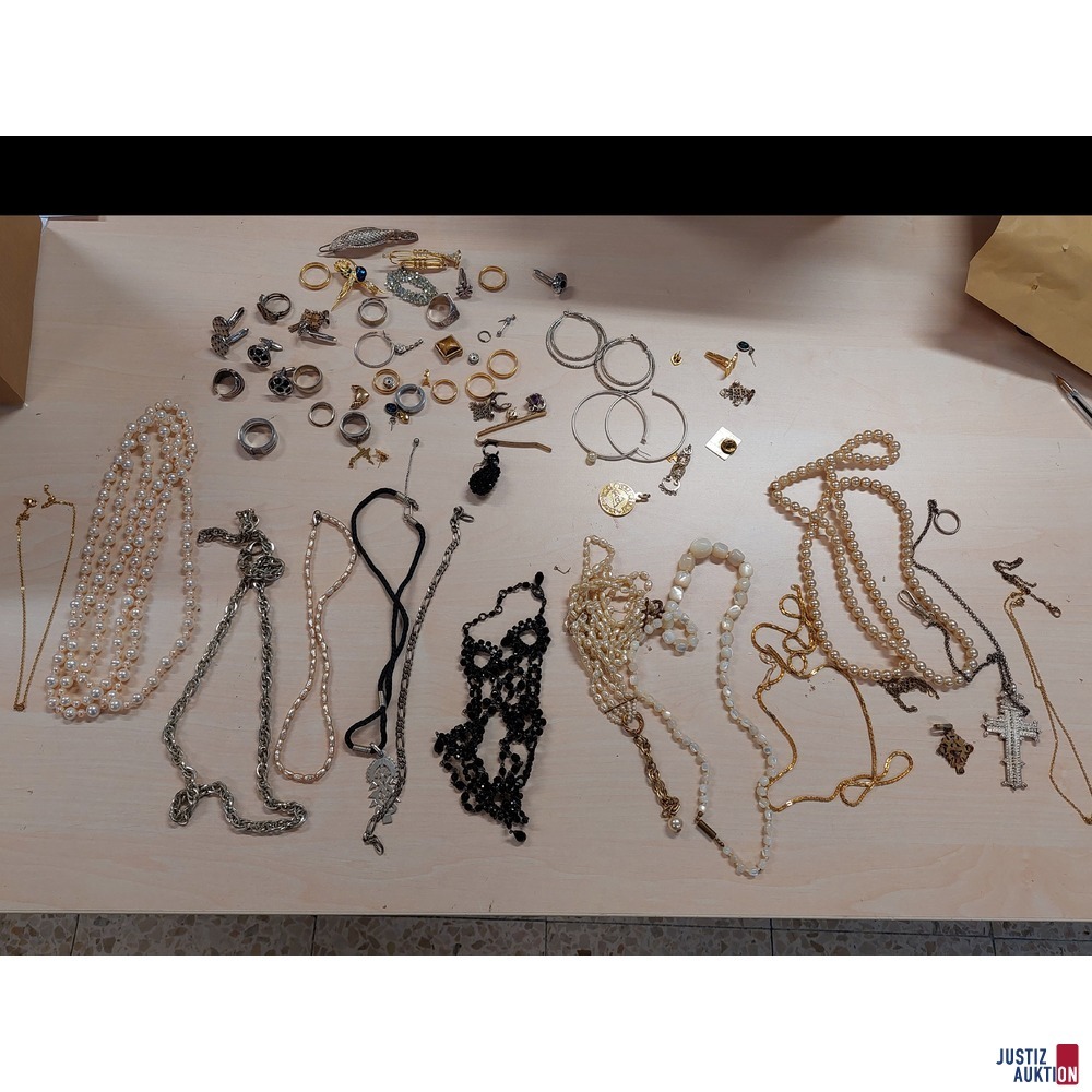 Konvolut bestehend aus diversen Modeschmuck