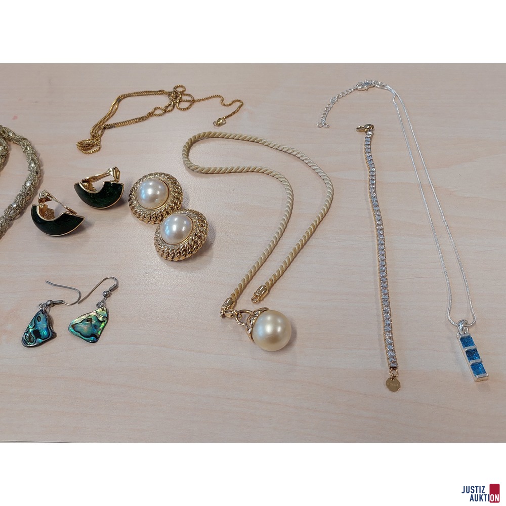 Konvolut bestehend aus diversen Modeschmuck