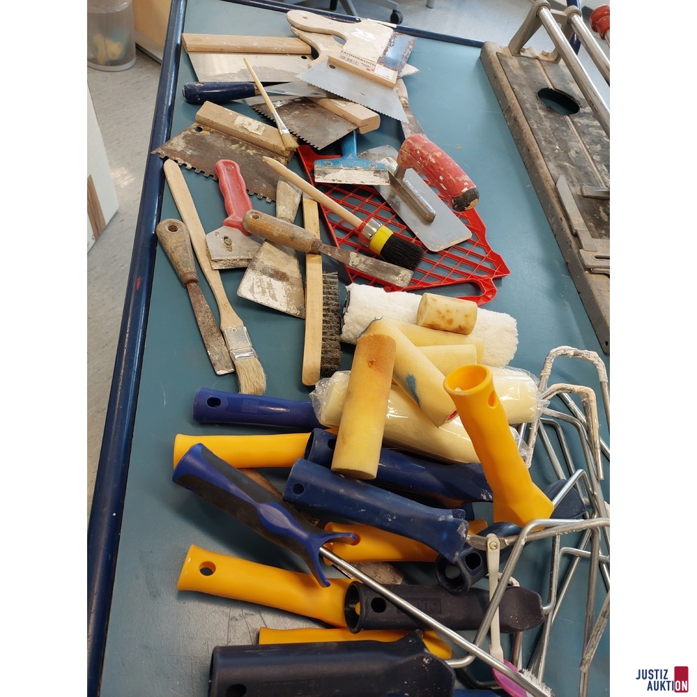 diverses Malerwerkzeug (Roller, Spachtel, Pinsel)