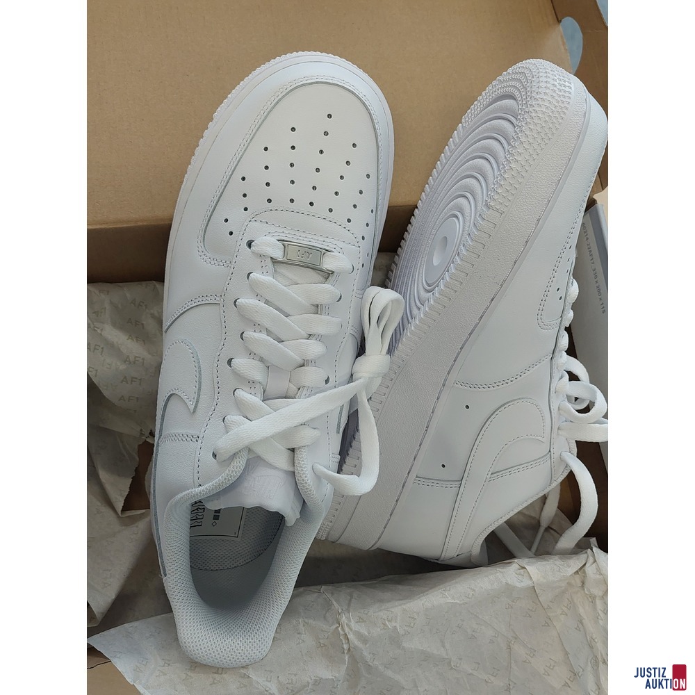 1 Paar Sneaker der Marke Nike Air Force Gr&ouml;&szlig;e 42&comma;5